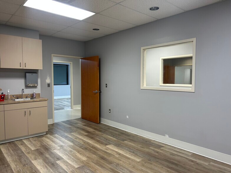 More Photos Of 19250 E Bagley Rd, Cleveland Medical For Lease