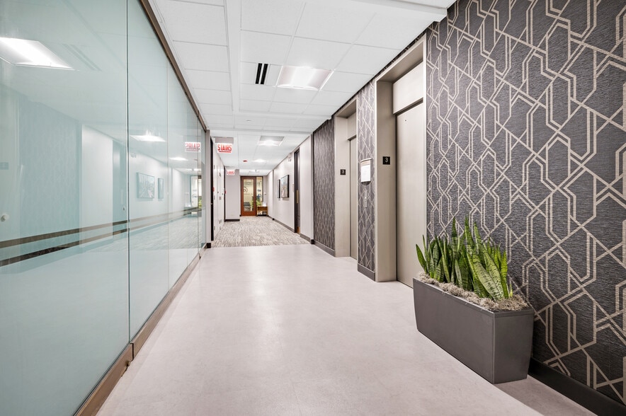 More Photos Of 915 Harger Rd, Oak Brook Office For Lease
