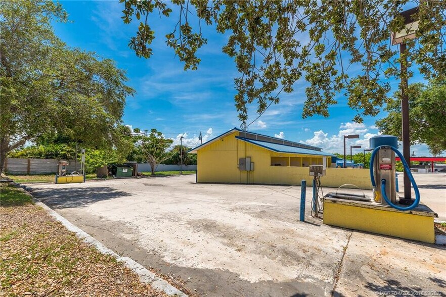 More Photos Of 1630 NE Jensen Beach Blvd, Jensen Beach Carwash For Sale