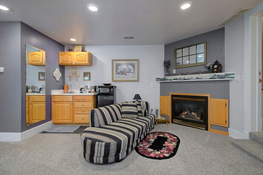 More Photos Of 1006 Court St, Imperial Hospitality For Sale