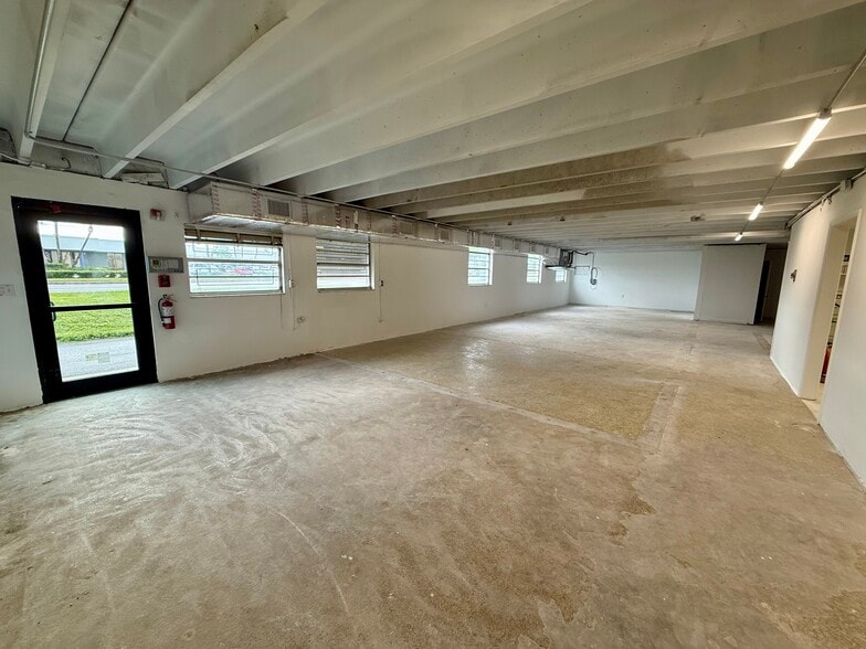 More Photos Of 12388 Starkey Rd, Largo Warehouse For Lease