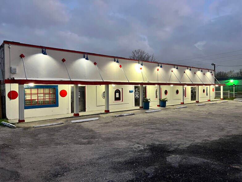 More Photos Of 7000 Jensen Dr, Houston Freestanding For Sale