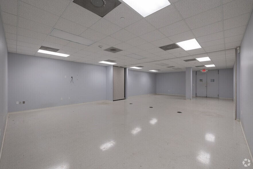 More Photos Of 4710 N Sam Houston Pky W, Houston Unknown For Lease