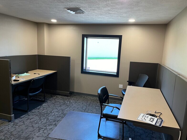 More Photos Of 516 N Garfield Cir, Sioux Falls Warehouse For Lease