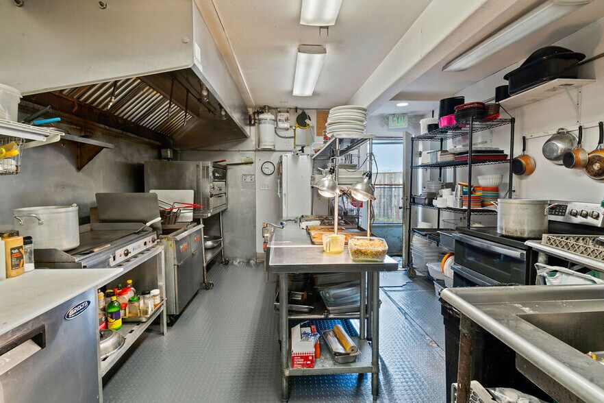 More Photos Of 6425 Pacific Ave, Cloverdale General Retail For Sale