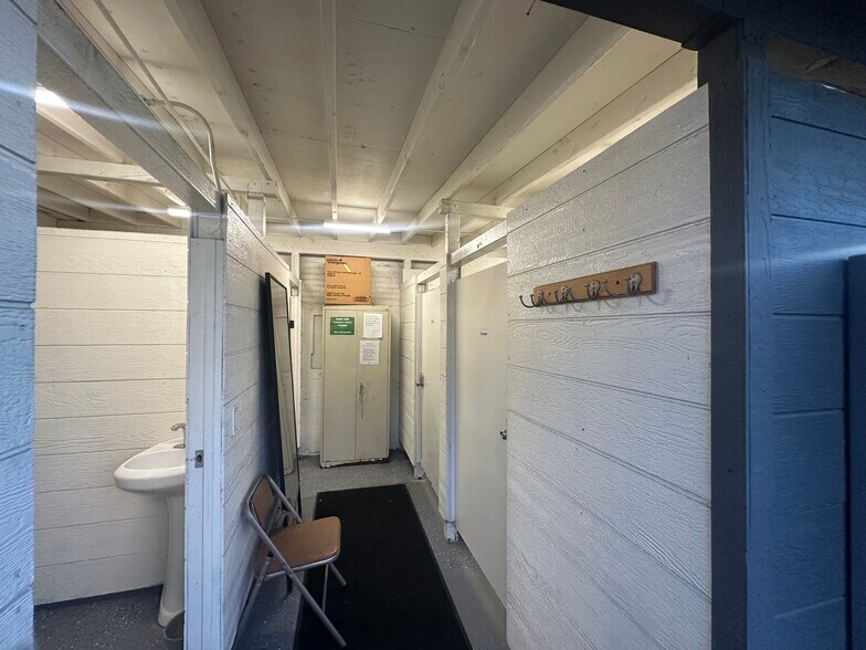 More Photos Of 2321 W 54th St, Los Angeles Specialty For Lease