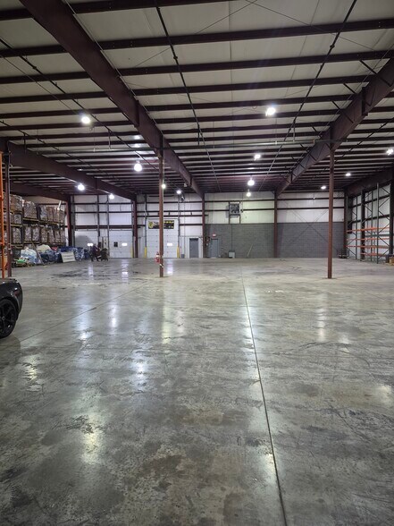 More Photos Of 961 N Main St, Mansfield Warehouse For Lease