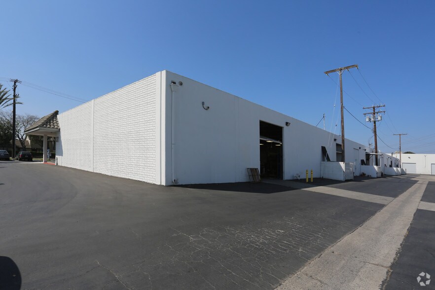 More Photos Of 301 W Dyer Rd, Santa Ana Manufacturing For Lease