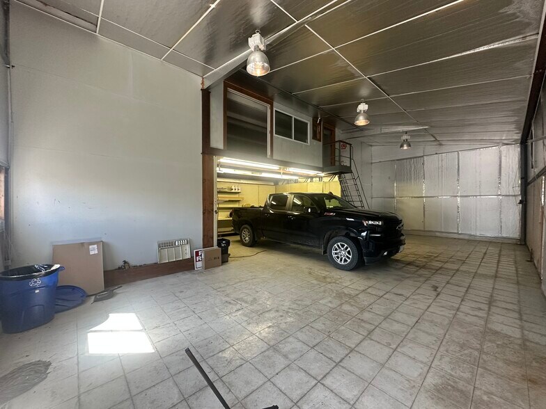 More Photos Of 10 Hangar Rd, Vineyard Haven Warehouse For Lease