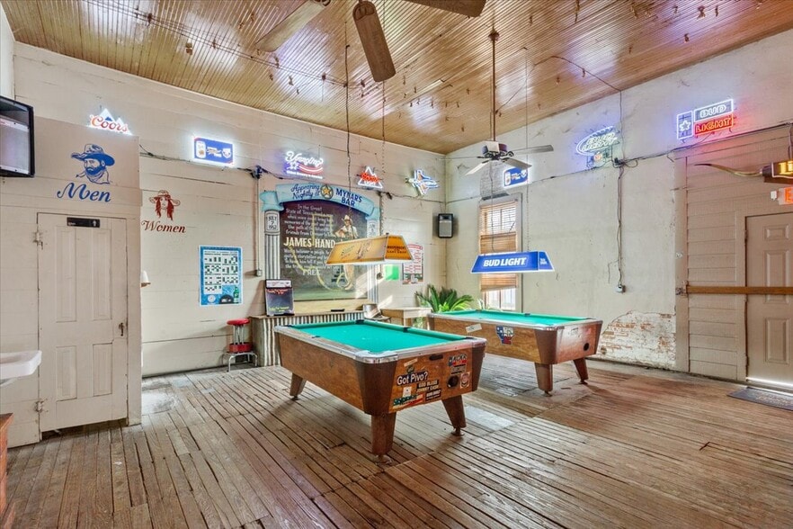 More Photos Of 121 E Oak St, West Sports And Entertainment For Sale