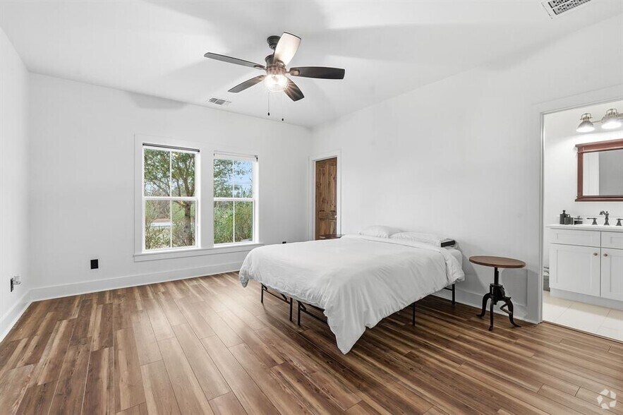 More Photos Of 1006 Frost Ave, Driftwood Loft Creative Space For Sale