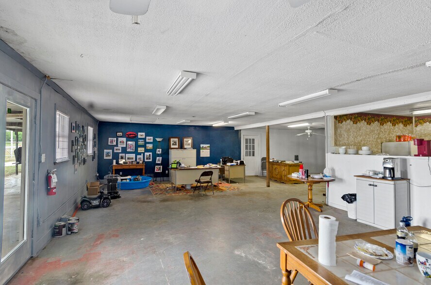 More Photos Of 5716 N US Highway 287, Alvord Truck Terminal For Sale