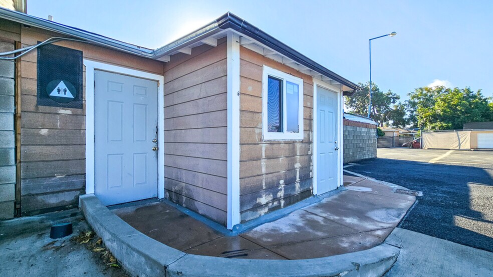 More Photos Of 11026 Roswell Ave, Pomona Industrial For Lease