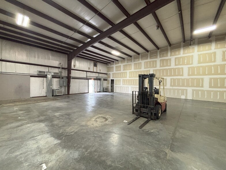 More Photos Of 1035 E 23rd St, Lawrence Warehouse For Lease