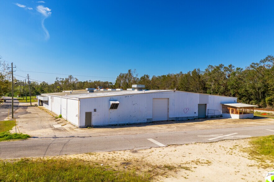 More Photos Of 410 Washington St, Cantonment Manufacturing For Lease