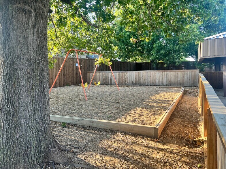 More Photos Of 662 S Edmonds Ln, Lewisville General Retail For Sale