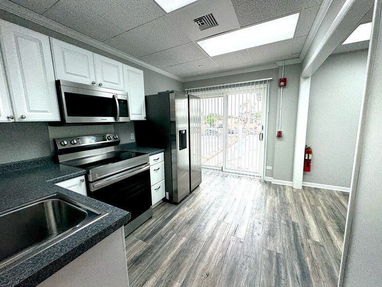 More Photos Of 9856 Derby Ln, Westchester Warehouse For Lease