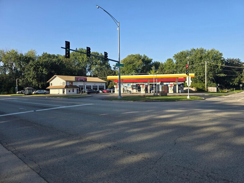 More Photos Of 37740 N Sheridan Rd, Beach Park Service Station For Sale