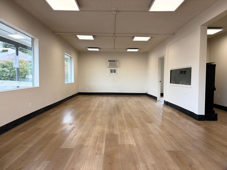 More Photos Of 20105 McLoughlin Blvd, Gladstone Freestanding For Lease