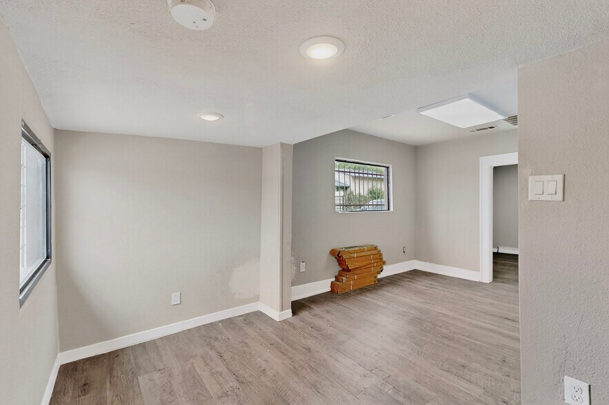 More Photos Of 3818 S Lancaster Rd, Dallas Showroom For Lease