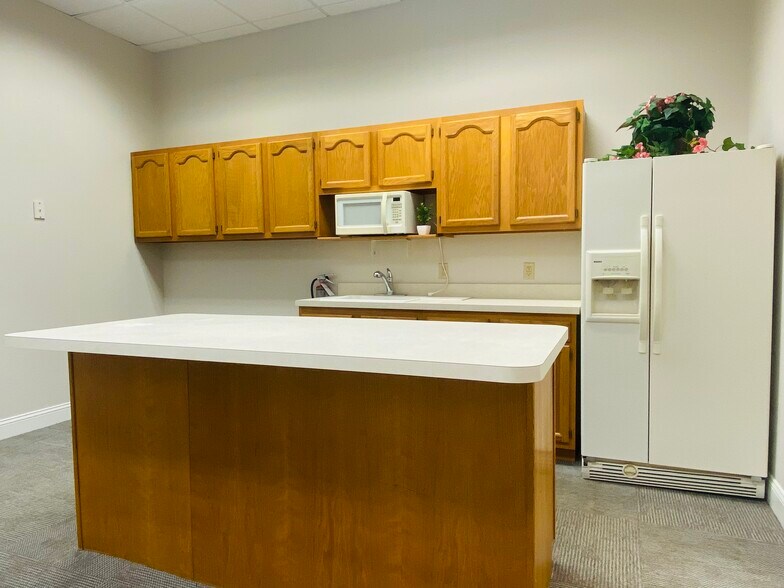 More Photos Of 12276 San Jose Blvd, Jacksonville Coworking Space