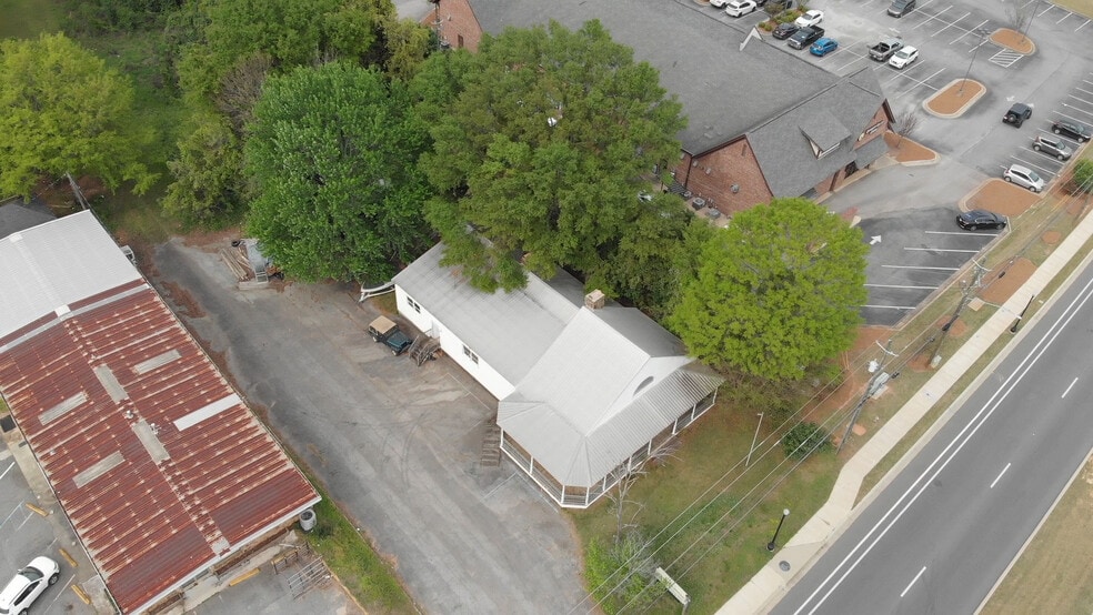 More Photos Of 1319 Opelika Rd, Auburn General Retail For Sale