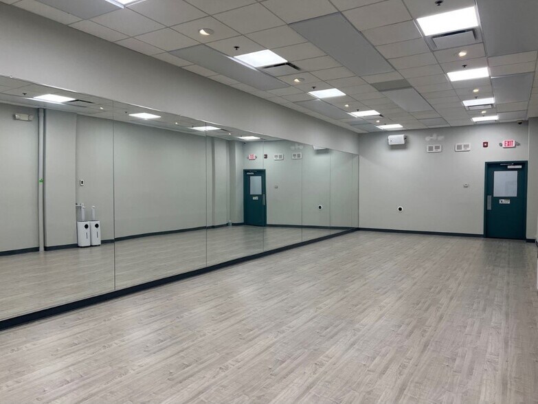 More Photos Of 25 Old Kings Hwy N, Darien General Retail For Lease
