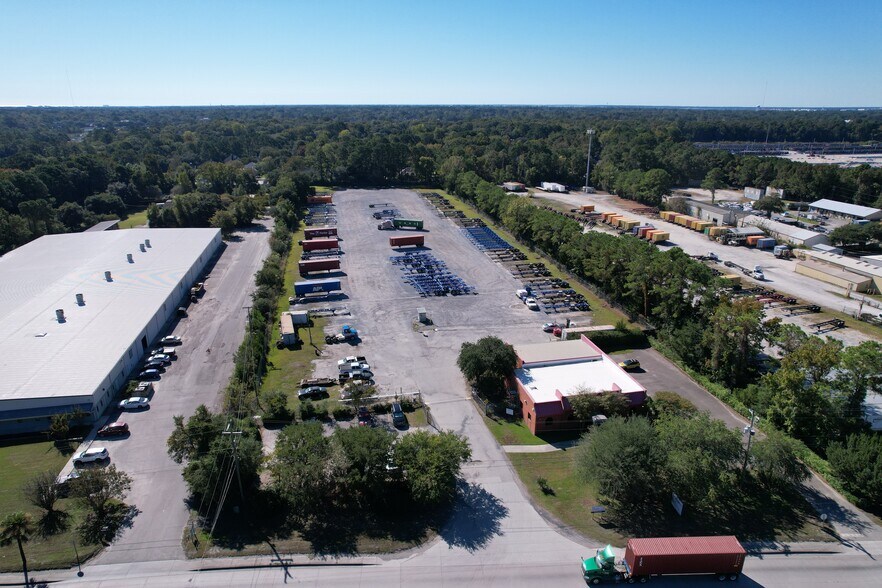 More Photos Of 472 Long Point Rd, Mount Pleasant Truck Terminal For Lease