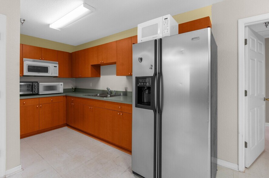 More Photos Of 7044 Commercial Way, Weeki Wachee Office For Sale