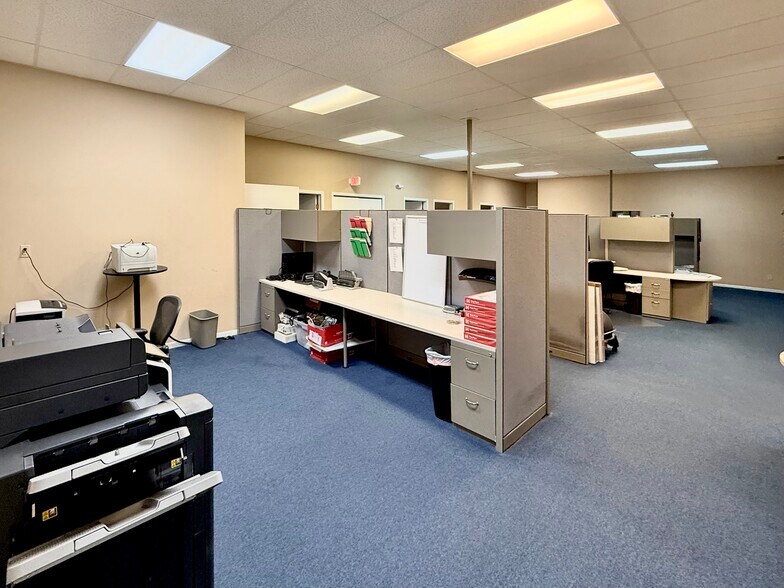 More Photos Of 7181 Chagrin Rd, Chagrin Falls Medical For Lease