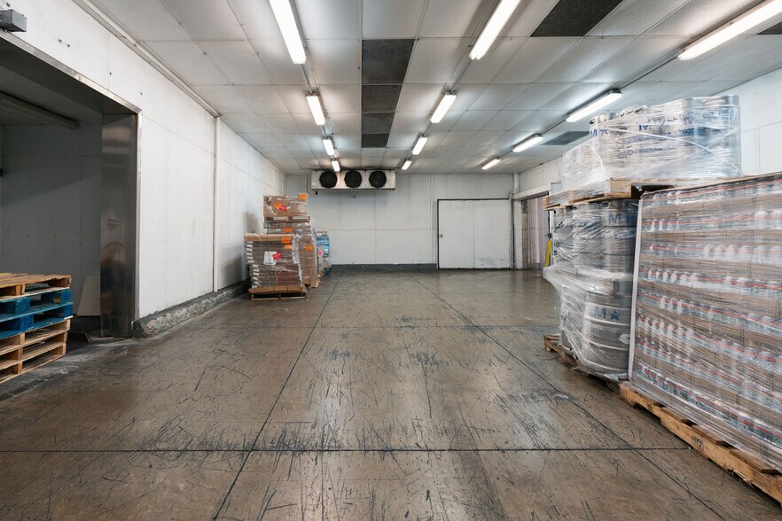 More Photos Of 2613 Waiwai Loop, Honolulu Warehouse For Sale