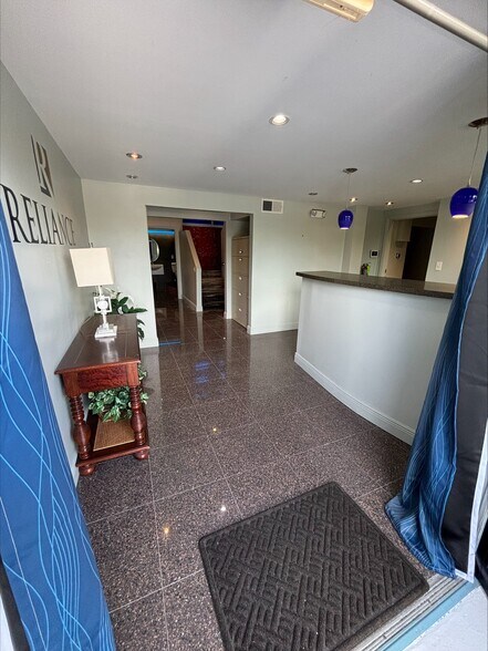 More Photos Of 1025 S Dixie Hwy, Delray Beach Light Manufacturing For Lease