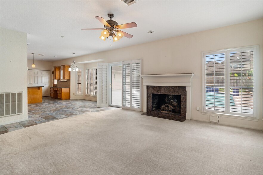 More Photos Of 124 Lake Point Dr, League City Specialty For Sale