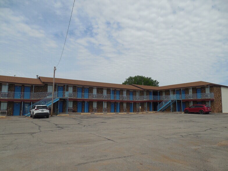 More Photos Of 10226 S 81 Hwy, Waukomis Hotel For Sale