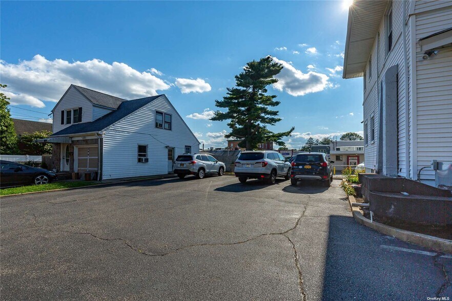 More Photos Of 330 Winthrop St, Westbury Office For Sale