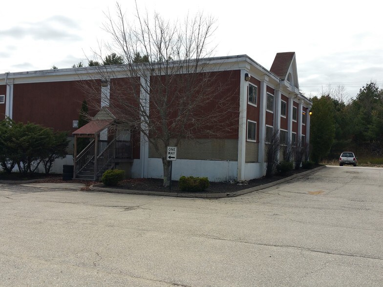 More Photos Of 3 Robinson Rd, Bow Light Distribution For Lease