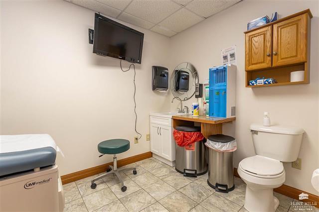 More Photos Of 823 N Washington St, Junction City Office For Sale