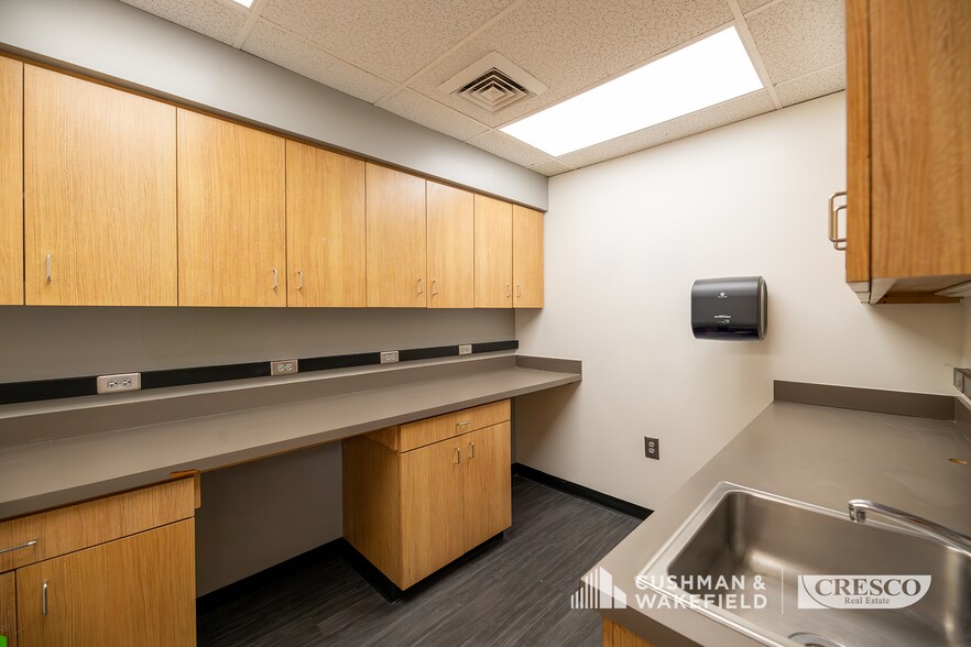 More Photos Of 2323 Lee Rd, Cleveland Heights Medical For Lease