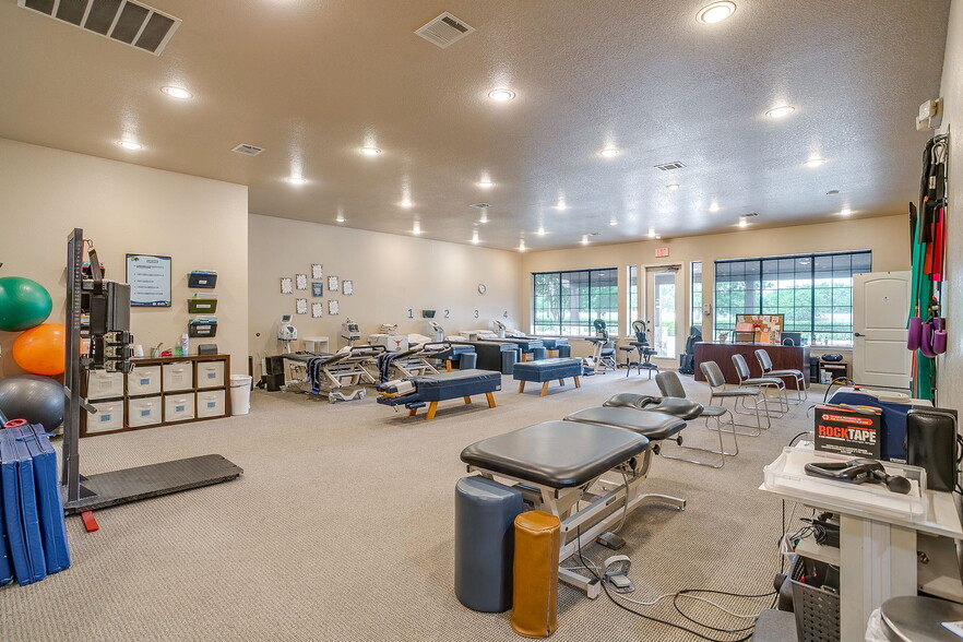 More Photos Of 1318 John Jones Dr, Burleson Office For Sale