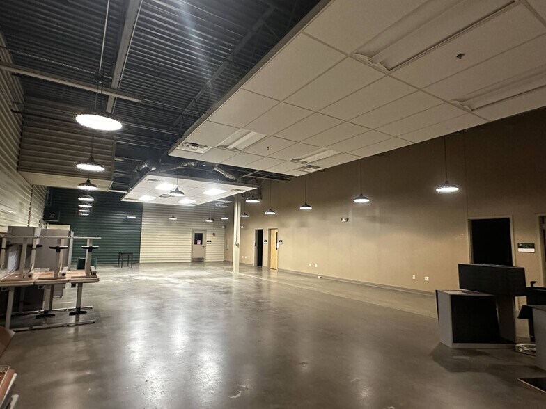 More Photos Of 500 Grand Ave, Joplin Flex For Lease