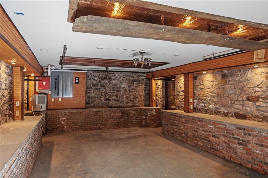 More Photos Of 159 N Sycamore St, Newtown Office For Lease