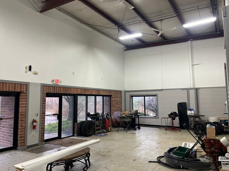 More Photos Of 100 Pelret Industrial Pky, Berea Showroom For Lease