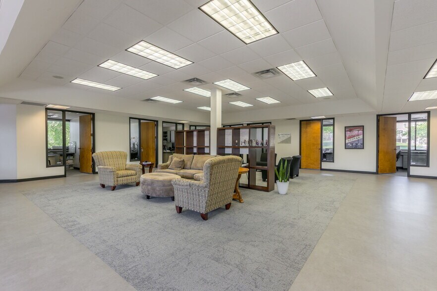 More Photos Of 2850 NE Kendallwood Pky, Kansas City Loft Creative Space For Sale