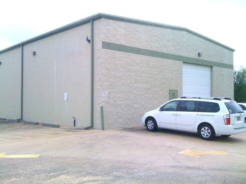 More Photos Of 1561 Live Oak St, Webster Warehouse For Lease
