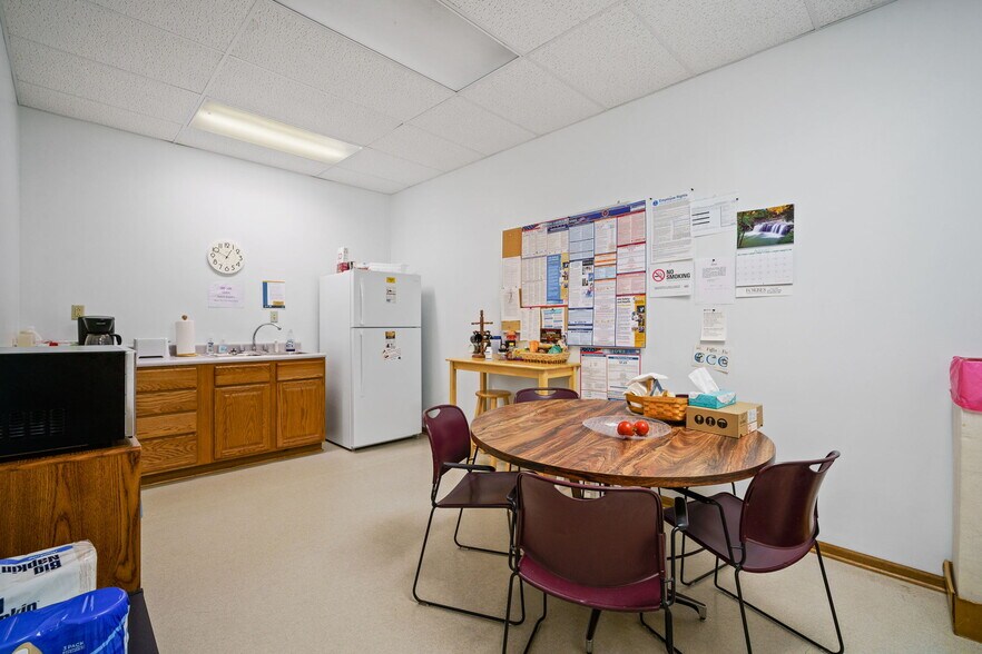 More Photos Of 1801 N 13th Ave E, Newton Flex For Lease