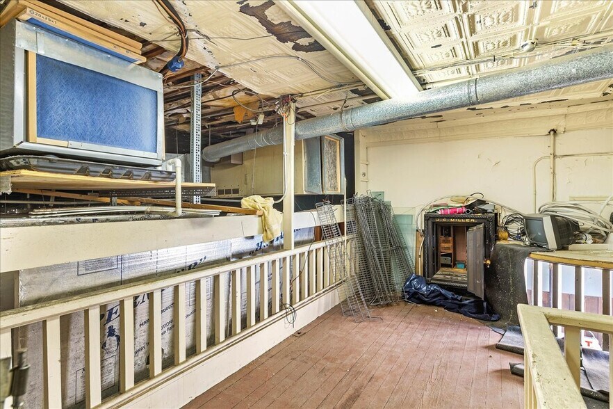 More Photos Of 120-124 W Columbus St, Kenton Storefront For Sale