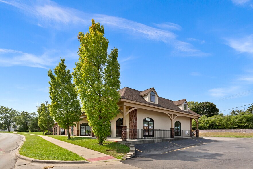 More Photos Of 742 Sheridan Rd, Highwood Freestanding For Sale
