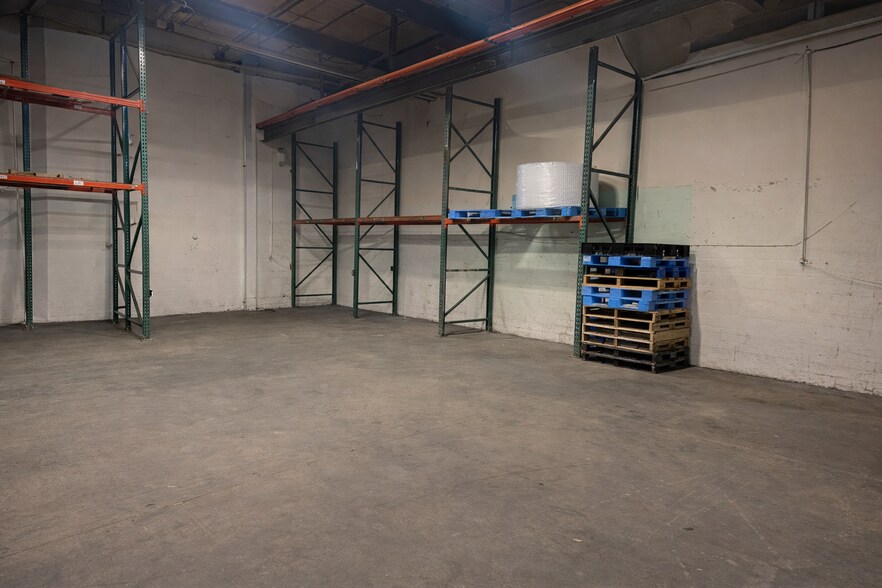 More Photos Of 2515 50th St, Woodside Warehouse For Lease