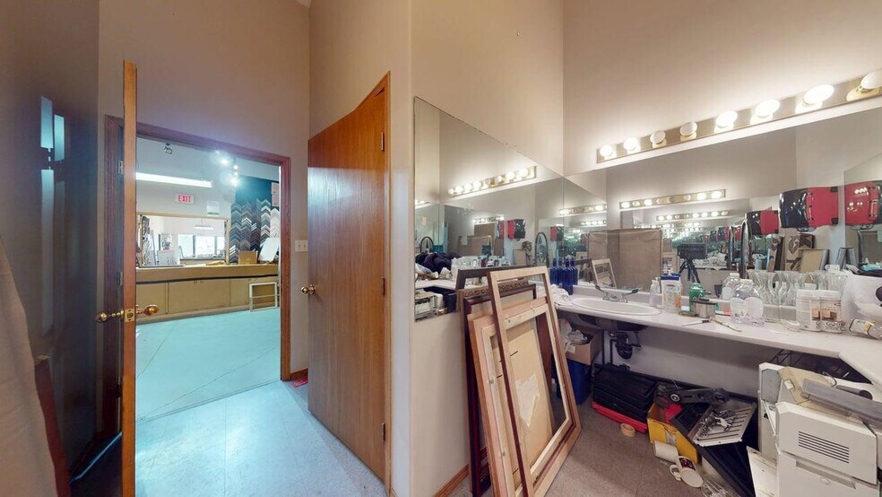 More Photos Of 800 Baker St, Cranbrook Storefront Retail Office For Sale