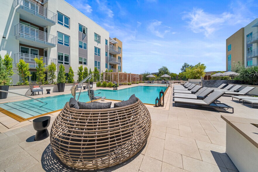 More Photos Of 585 Anton Blvd, Costa Mesa Apartments For Lease